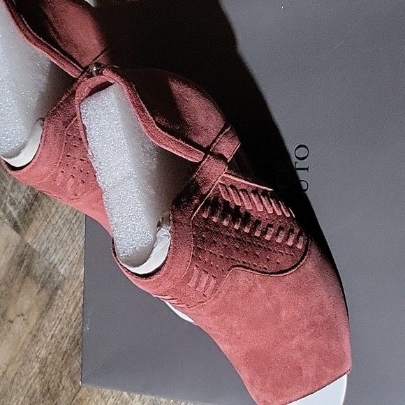 Vincent Camuto Bootie - Picture 3 of 7